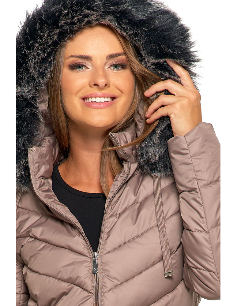 Kurtki i kamizelki - Kurtka damska pikowana z odpinanym i futerkowym kapturem BEŻOWY - produkt moraj.pl 9