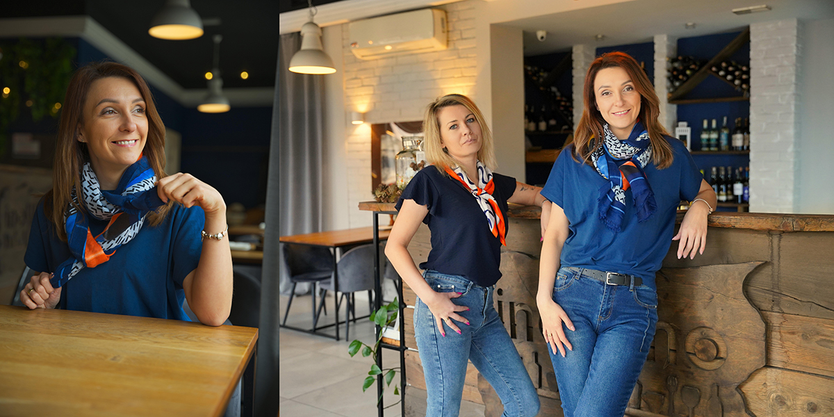 Kobiety w niebieskich stylizacjach z apaszkami – elegancki prezent na Dzień Matki