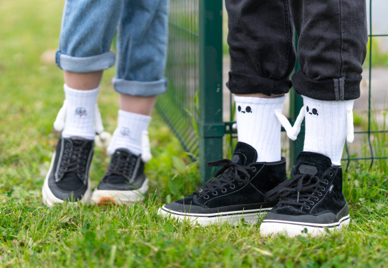 Białe skarpetki do czarnych butów – hit czy kit?