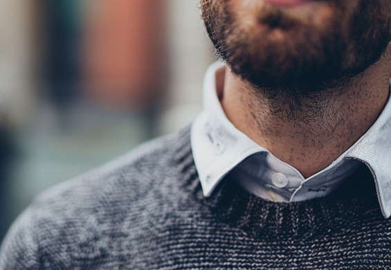 Jak nosić sweter z koszulą?