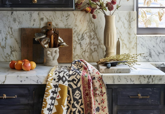 Ręczniki kuchenne bawełniane czy z mikrofibry? Porównanie materiałów