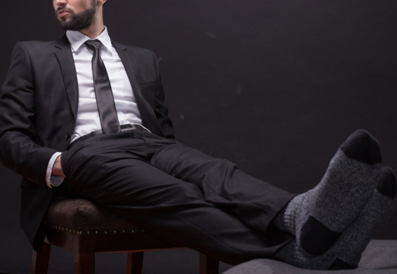 Jakie skarpetki do garnituru wybrać? Dopasuj model i kolor