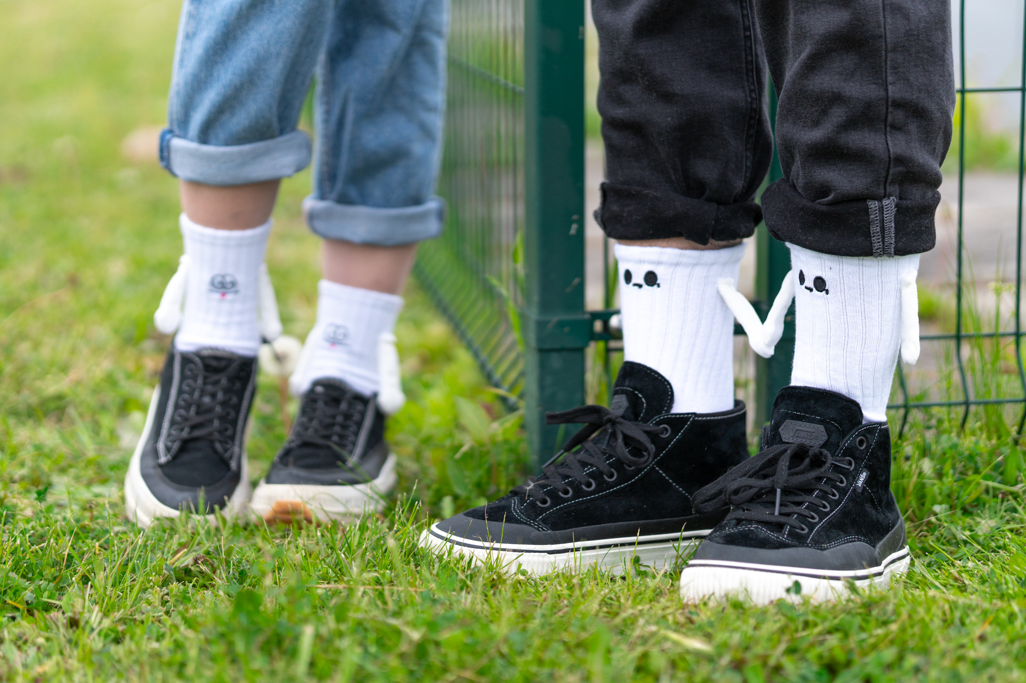 Białe skarpetki do czarnych butów – hit czy kit?