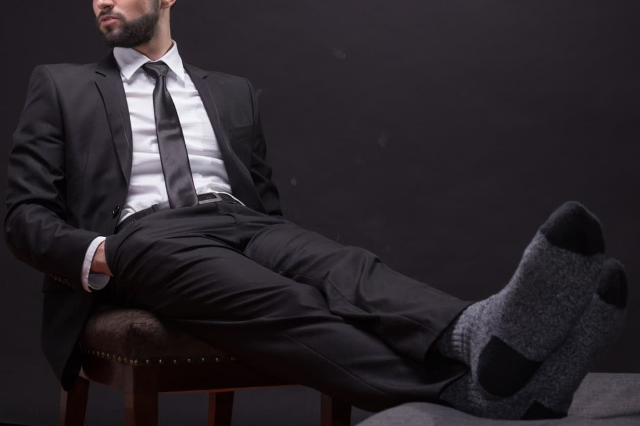 Jakie skarpetki do garnituru wybrać? Dopasuj model i kolor