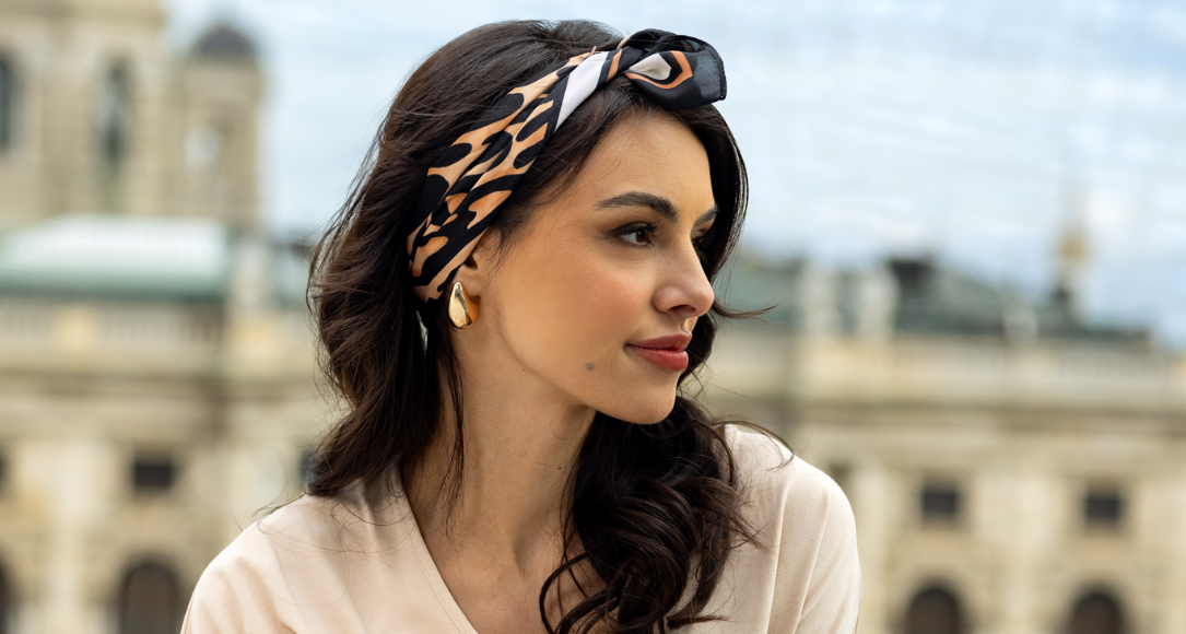 Apaszka damska – jak nosić i z czym łączyć?